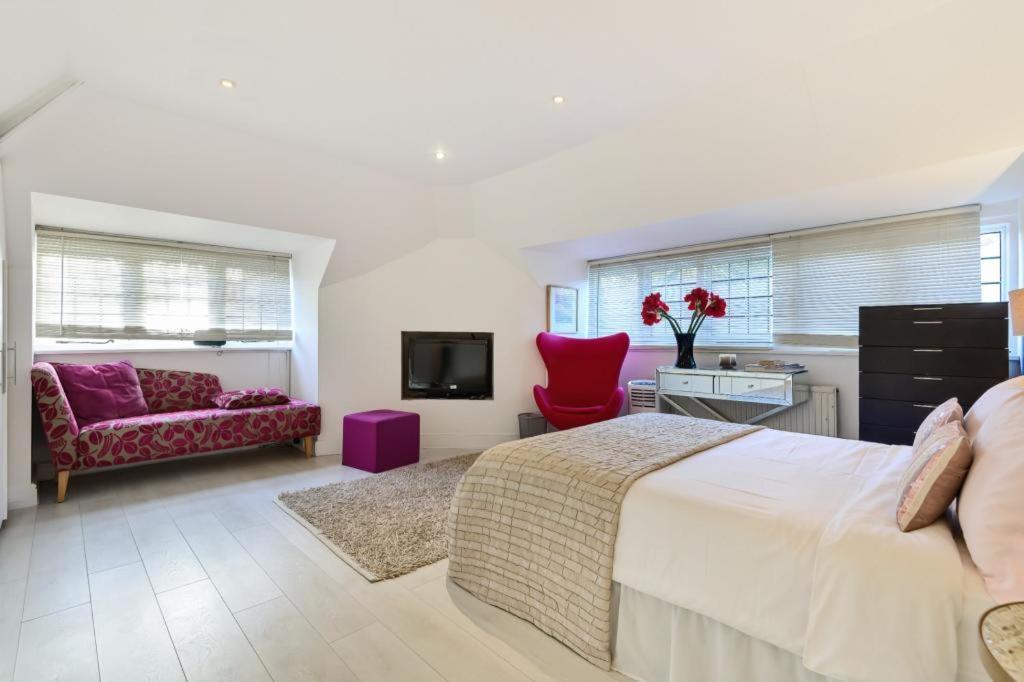 Coach House Villa Woking Exterior foto
