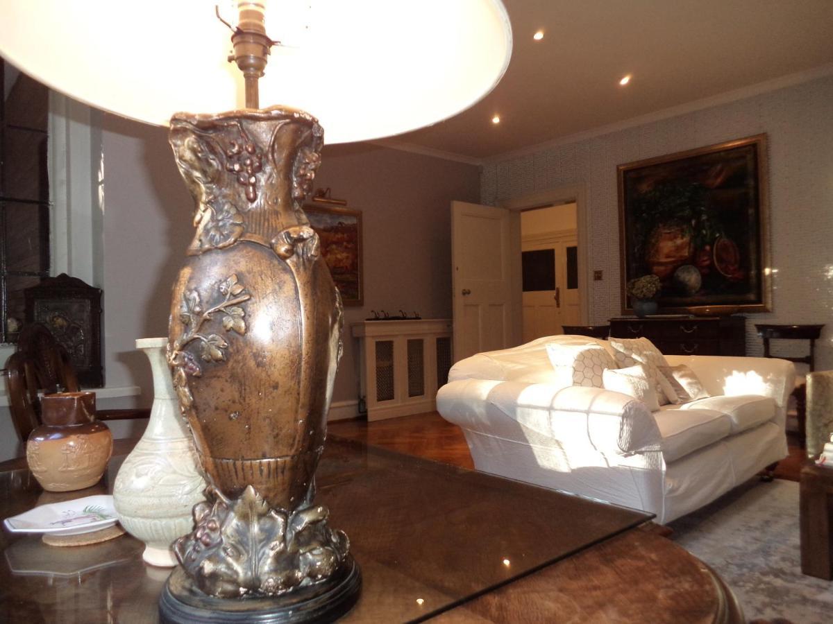 Coach House Villa Woking Exterior foto