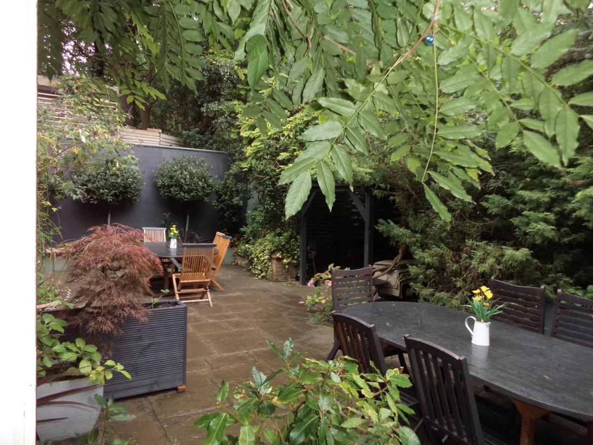 Coach House Villa Woking Exterior foto